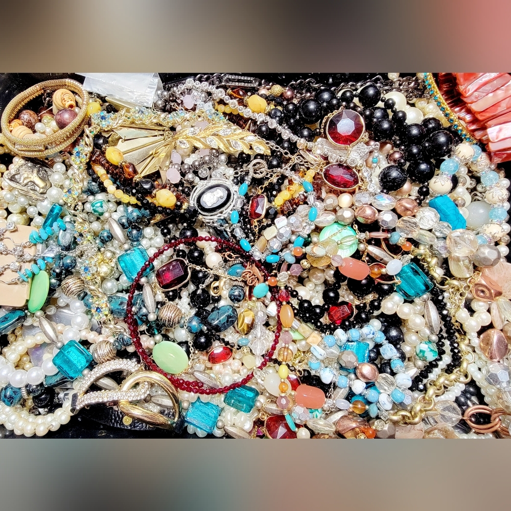 ESTATE COSTUME JEWELRY LOT- 1+ lbs Vintage to Now. NO JUNK - All Wearable - Picture 3 of 8